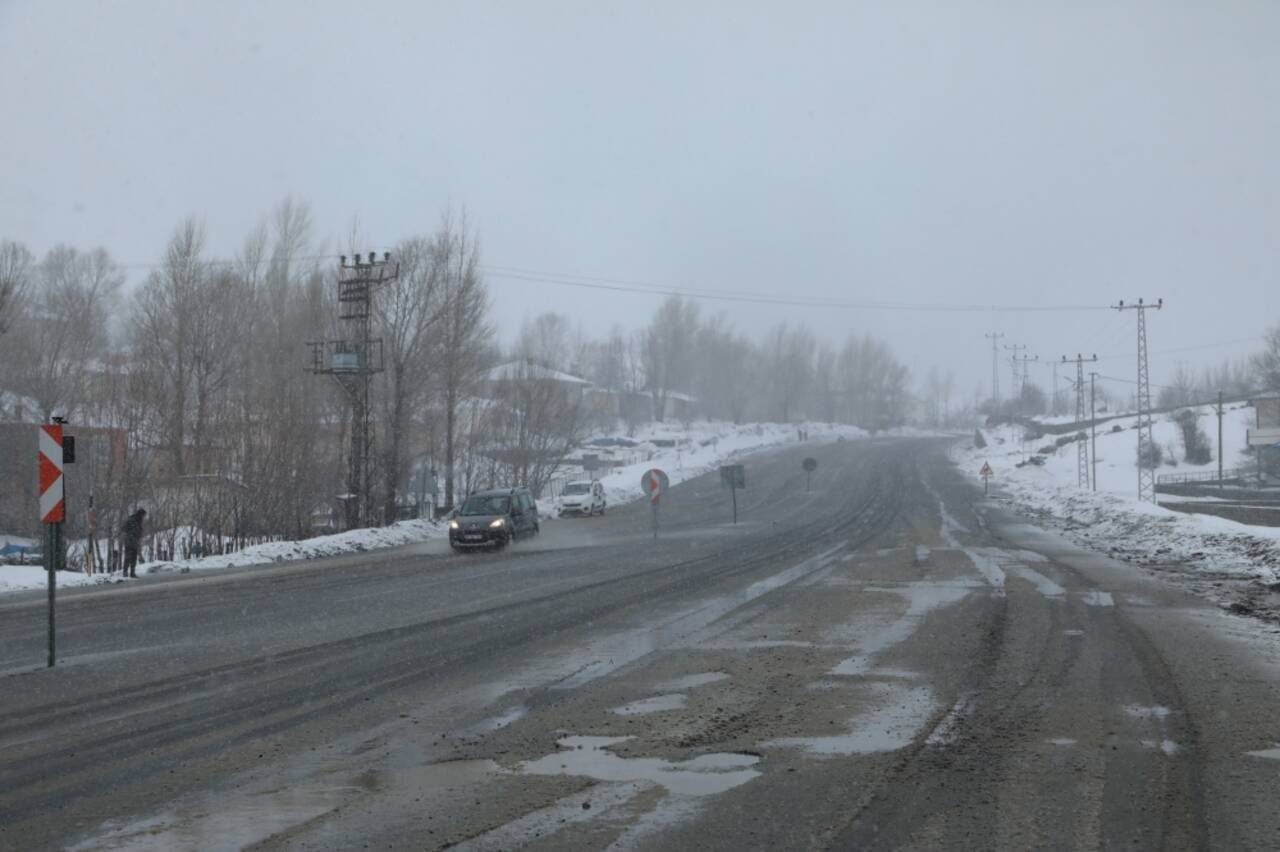 Bingöl-Erzurum kara yolunda kar yağışı ve sis ulaşımı olumsuz etkiledi