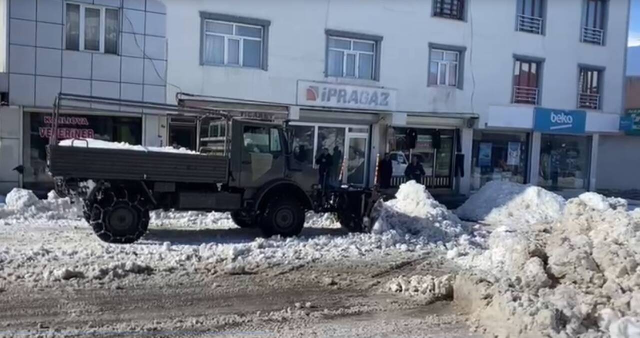 Bingöl Karlıova'da kar temizleme çalışması için tüm ekipler seferber