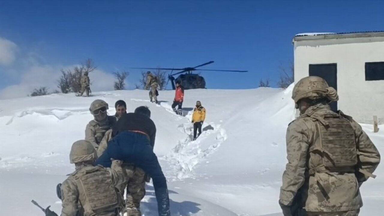 Bingöl'de kanser hastasını sırtında taşıdılar