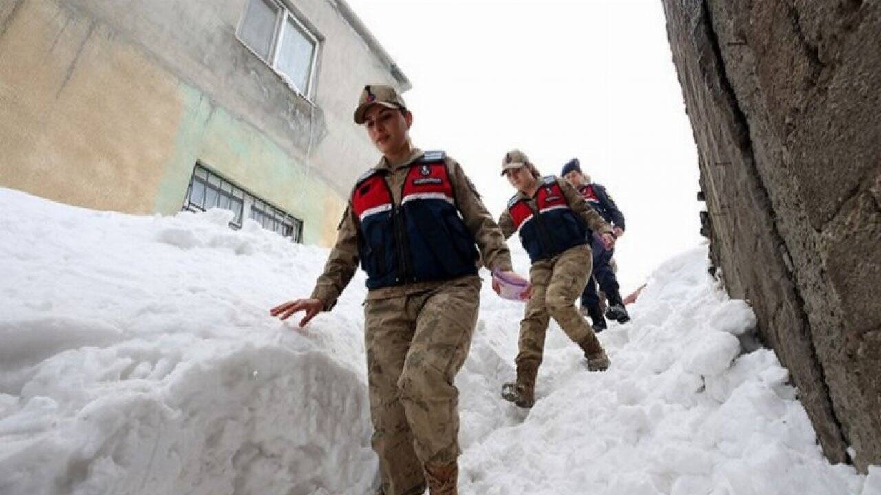 Bitlis'te kadın komutanlar kırsalda KADES'i tanıtıyor