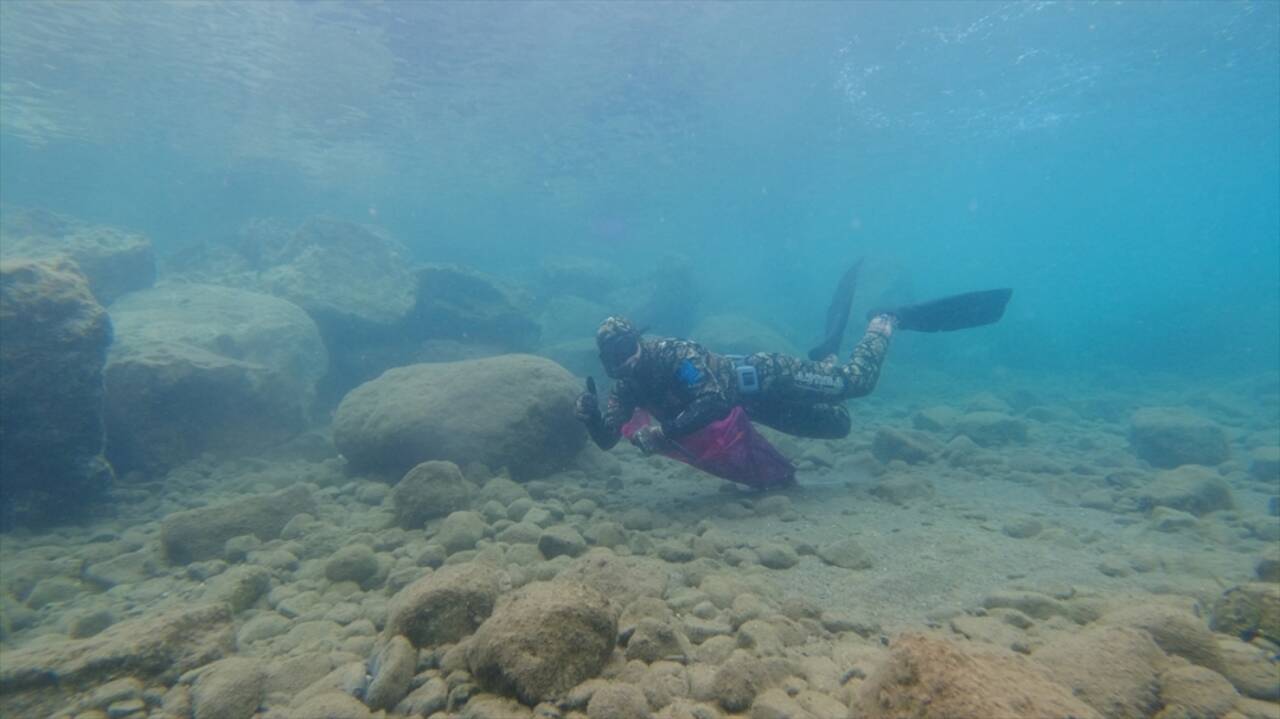 Bodrum'da öğrenciler kıyıyı, dalgıçlar denizi temizledi