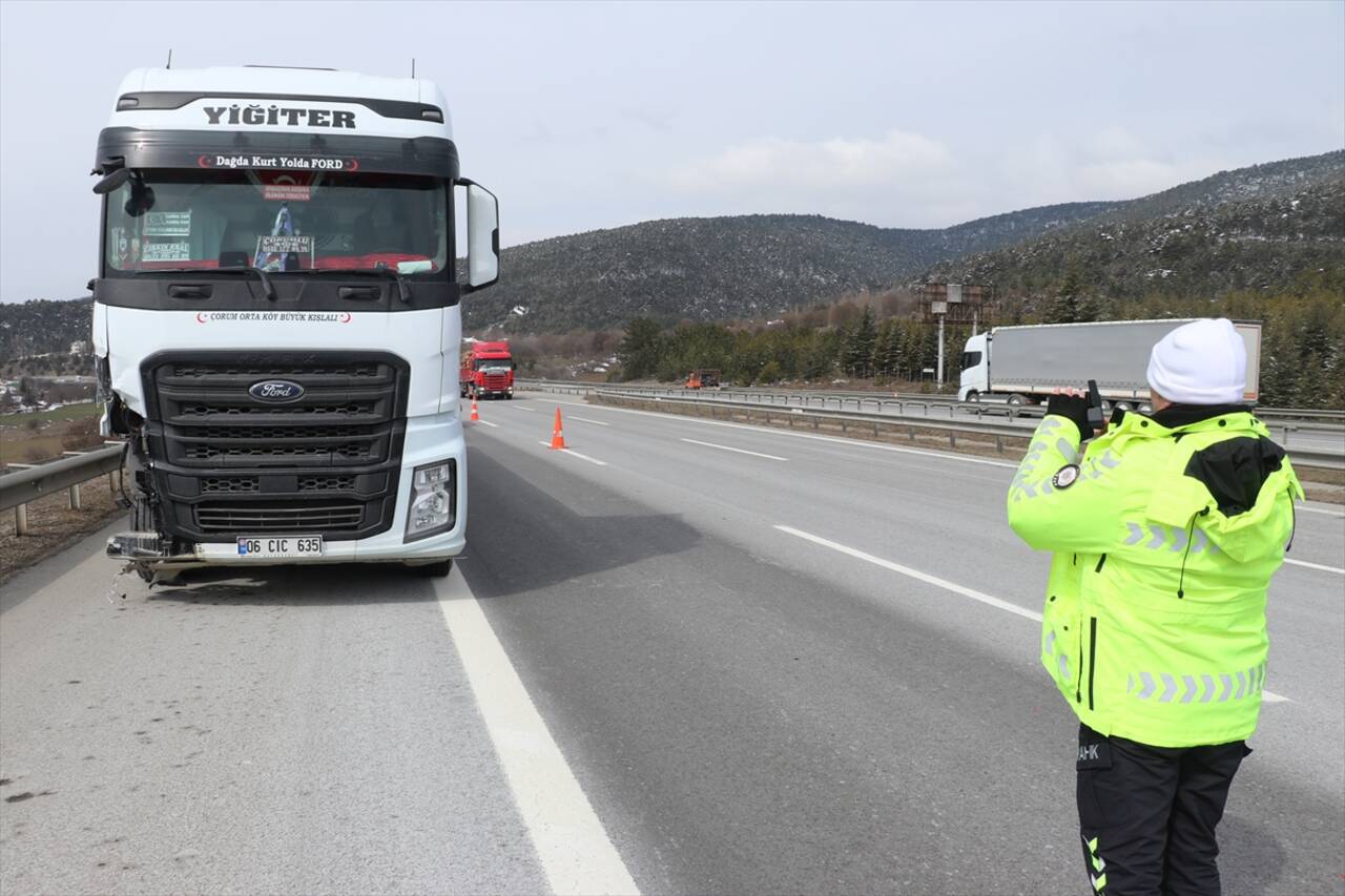 BOLU - Arızalanan aracı kaldırdığı sırada tırın çarptığı çekici sürücüsü öldü (2)