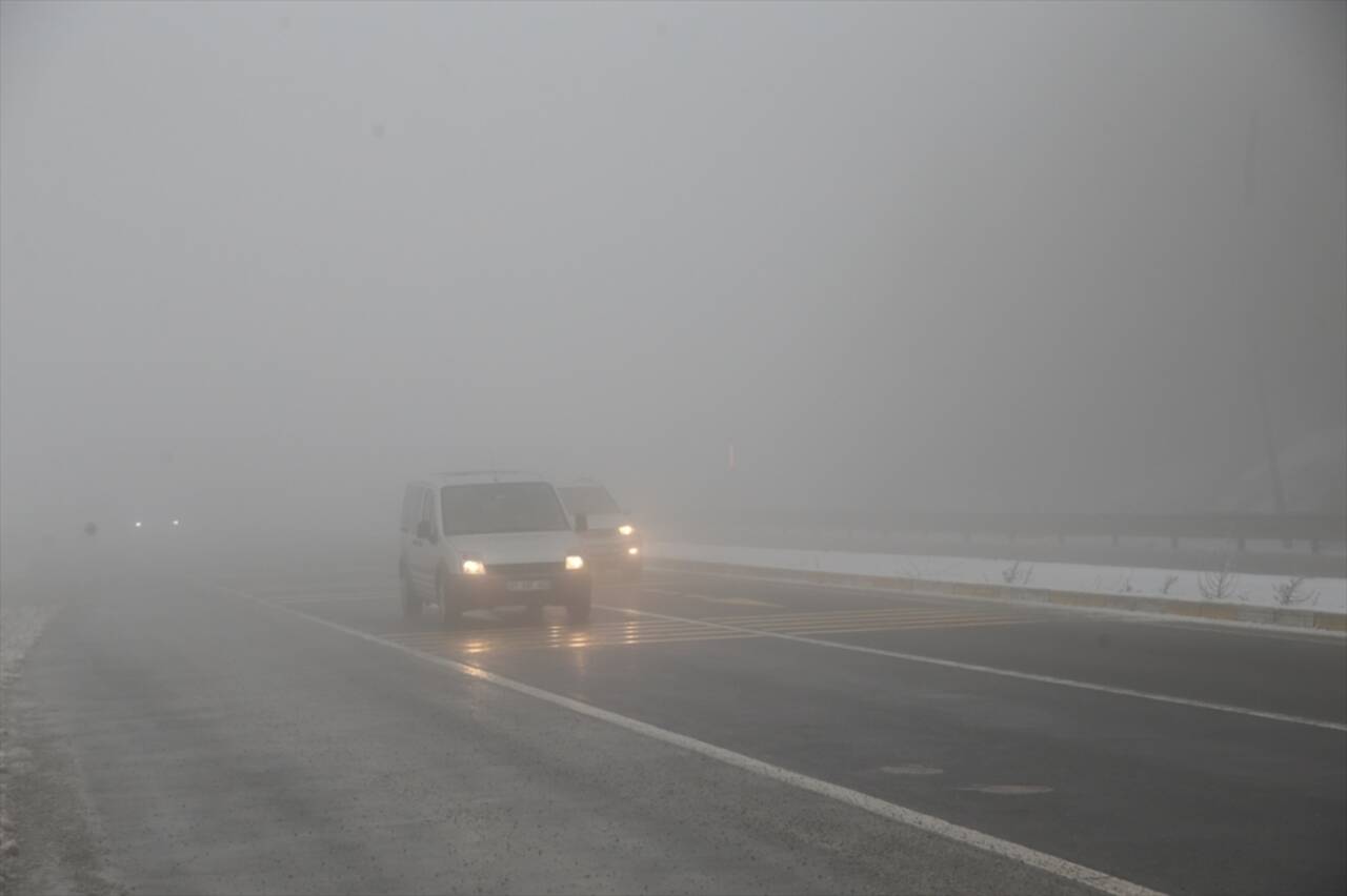 Bolu Dağı'nda kar ve sis etkili oluyor