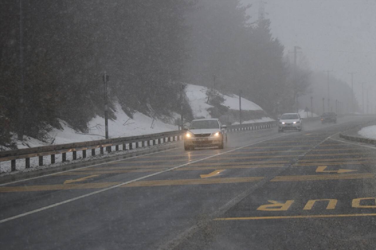 Bolu Dağı'nda kar yağışı etkili oluyor