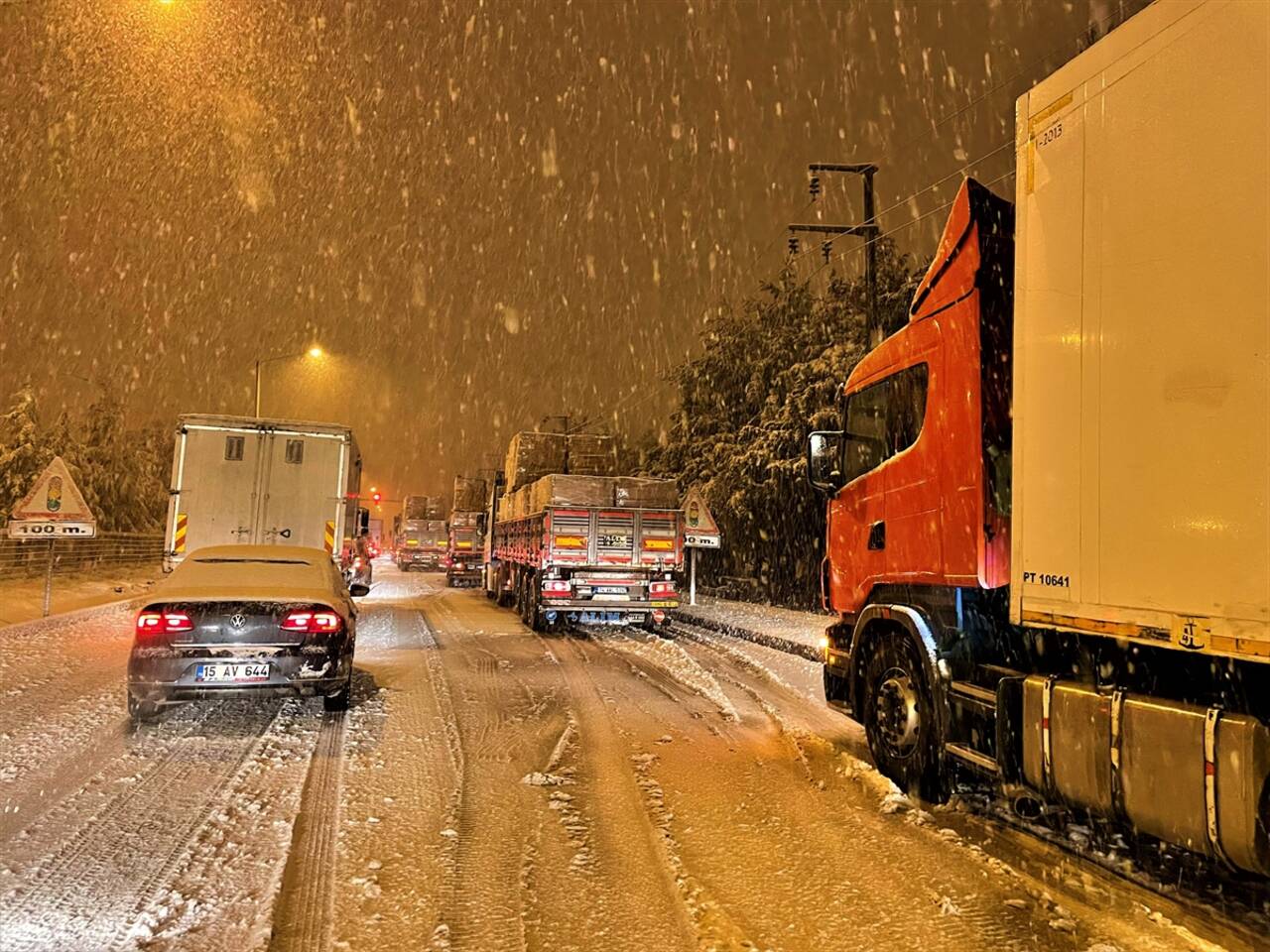 BURDUR - Isparta-Burdur-Antalya kara yolu kar yağışı nedeniyle ulaşıma kapandı