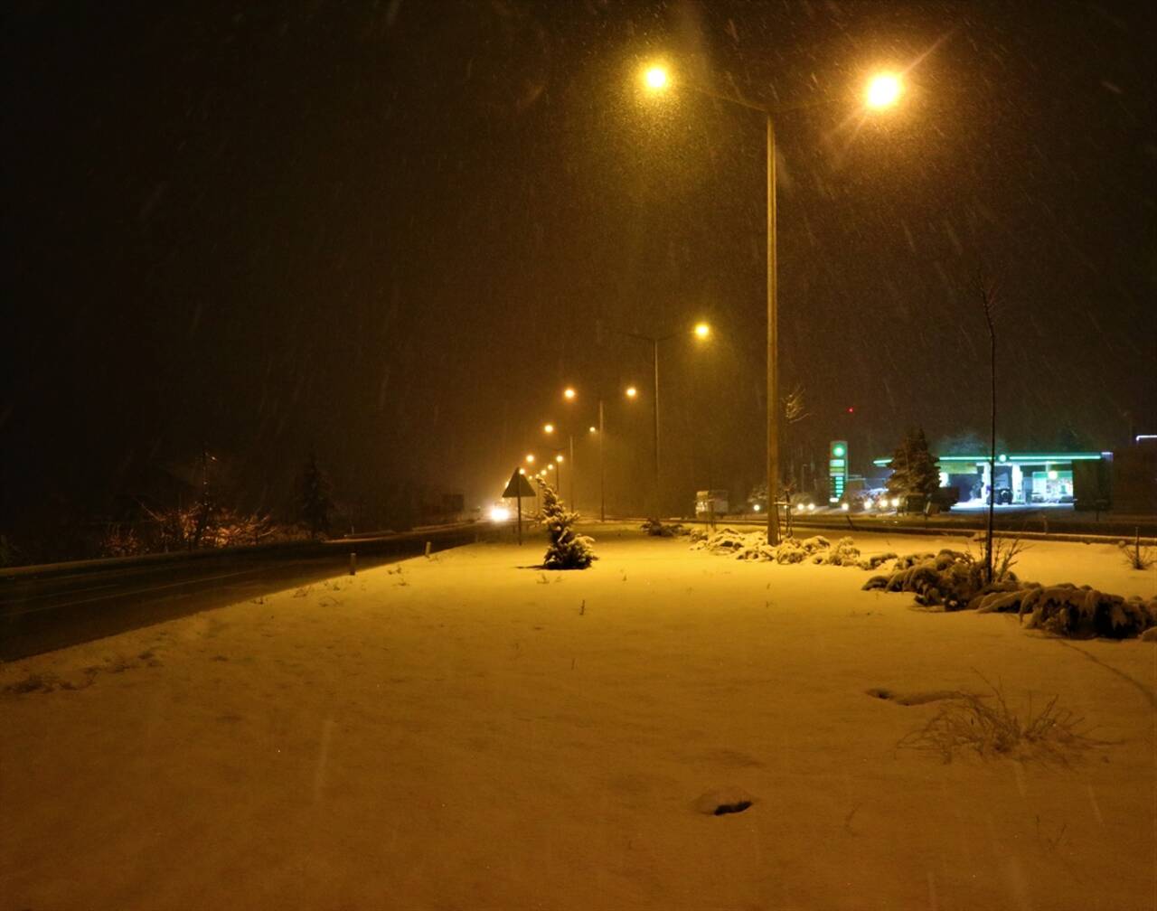 BURDUR - Kar yağışı etkili oluyor