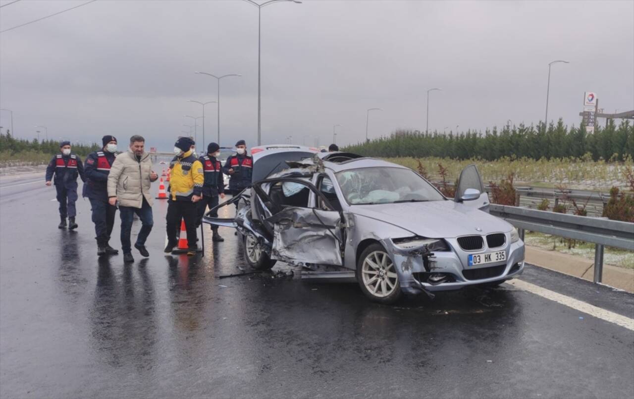 BURSA - Kule vinç taşıyan tıra çarpan otomobildeki 1 kişi öldü, 3 kişi yaralandı