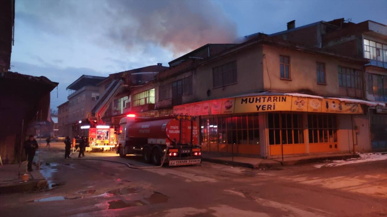 Erzincan'da bir binanın çatı katında çıkan yangın söndürüldü