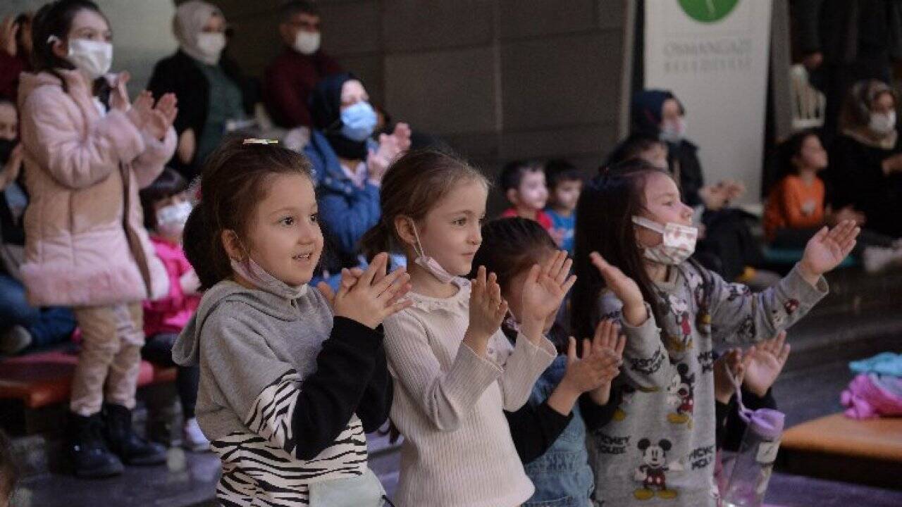 Bursa Osmangazi'de çocuklar tiyatro ile eğlendi 