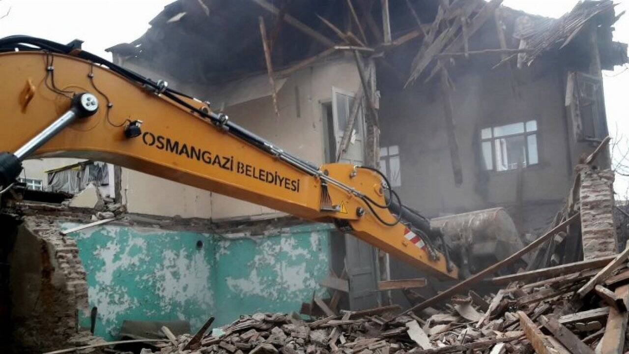 Bursa Osmangazi’de metruk bina temizliği