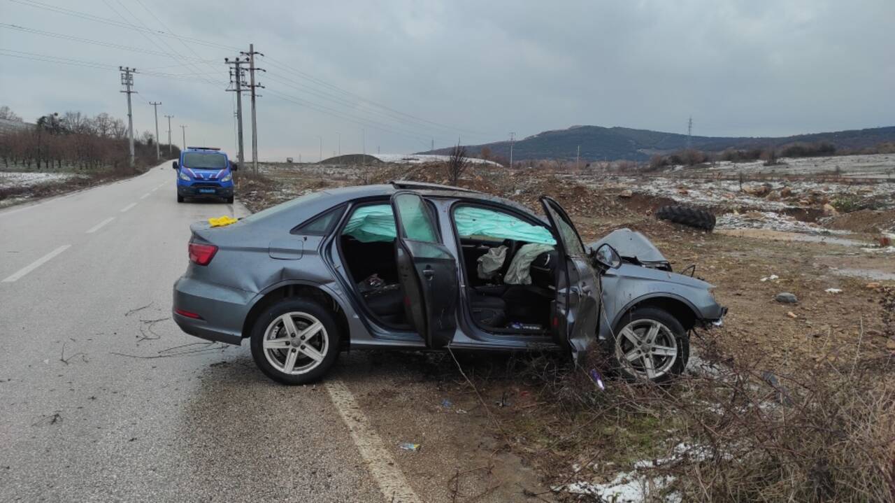 Bursa'da direğe çarpan otomobildeki 2 kişi yaralandı