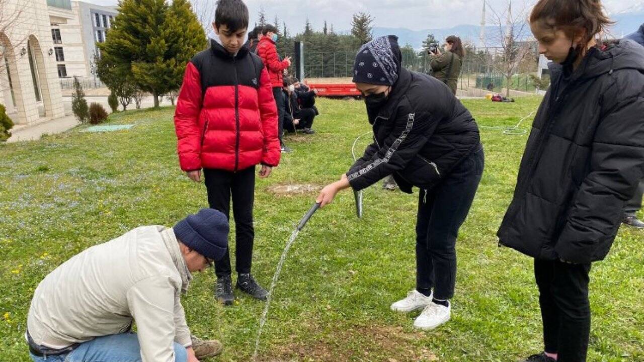 Bursa'da lise öğrencileri fidanları üniversite yerleşkesine dikti