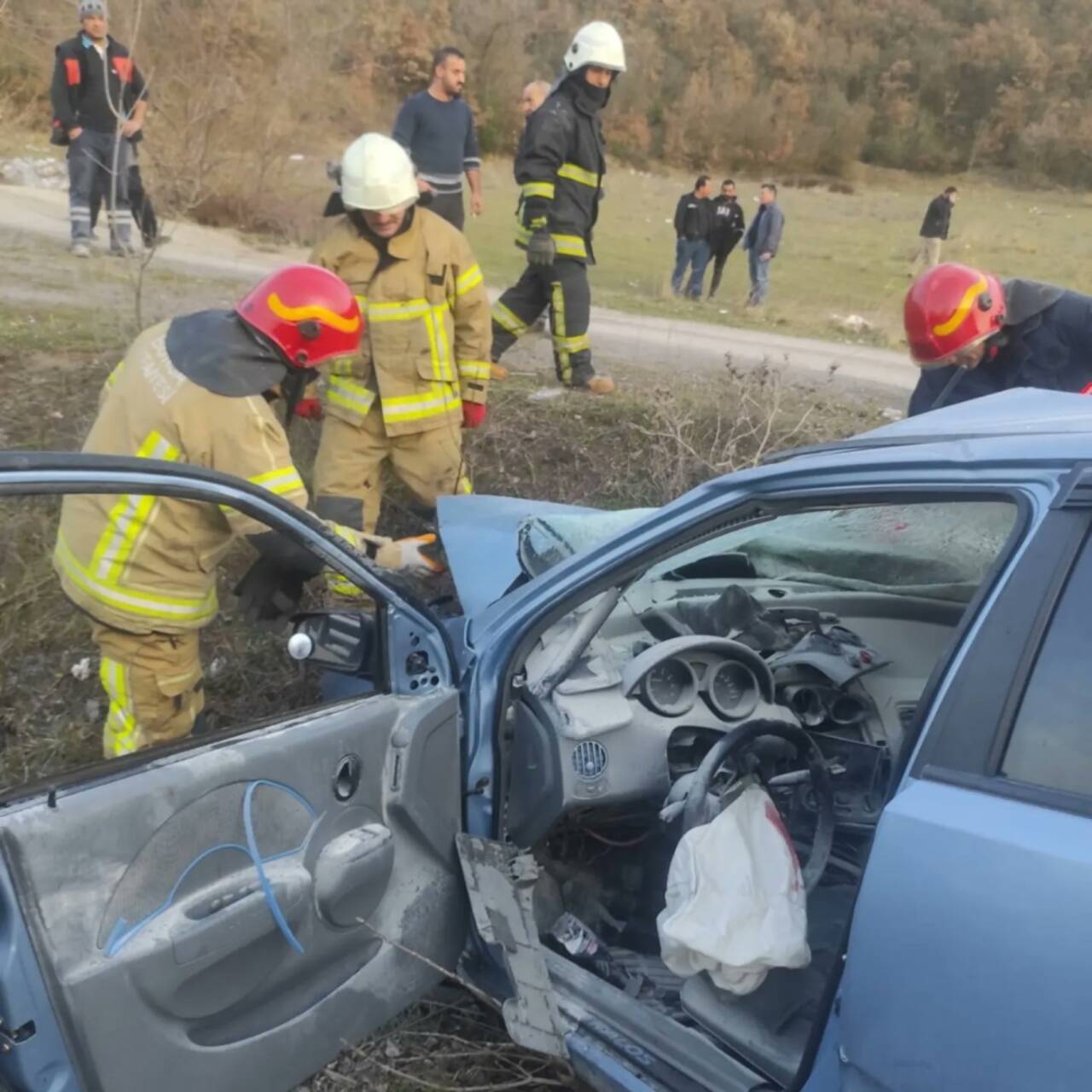 Bursa'da otomobil ile kamyonet çarpıştı, 1'i ağır 2 kişi yaralandı