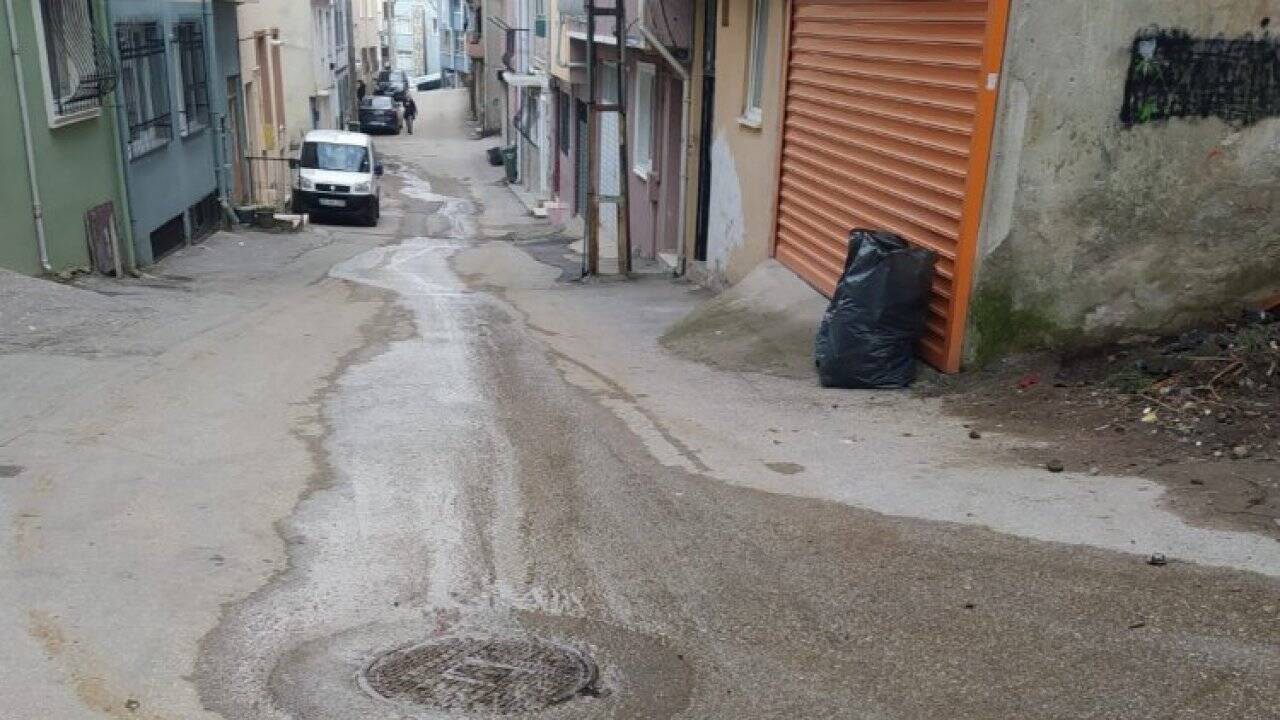 Bursa'nın o mahallesinde binadakiler uzlaşamadı, pislikler sokağa aktı