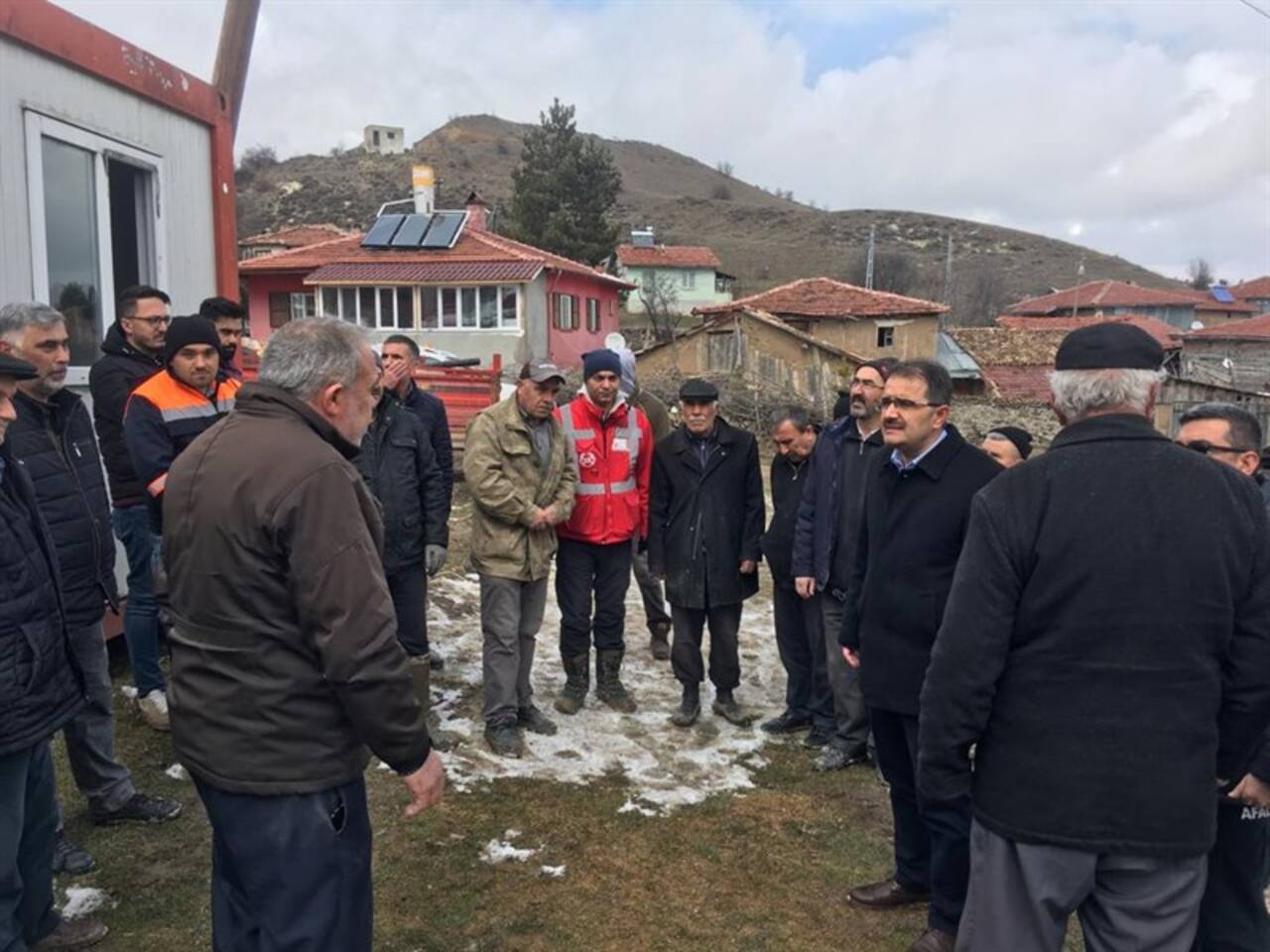 Çankırı Valisi Ayaz, toprak kayması yaşanan köyde incelemelerde bulundu