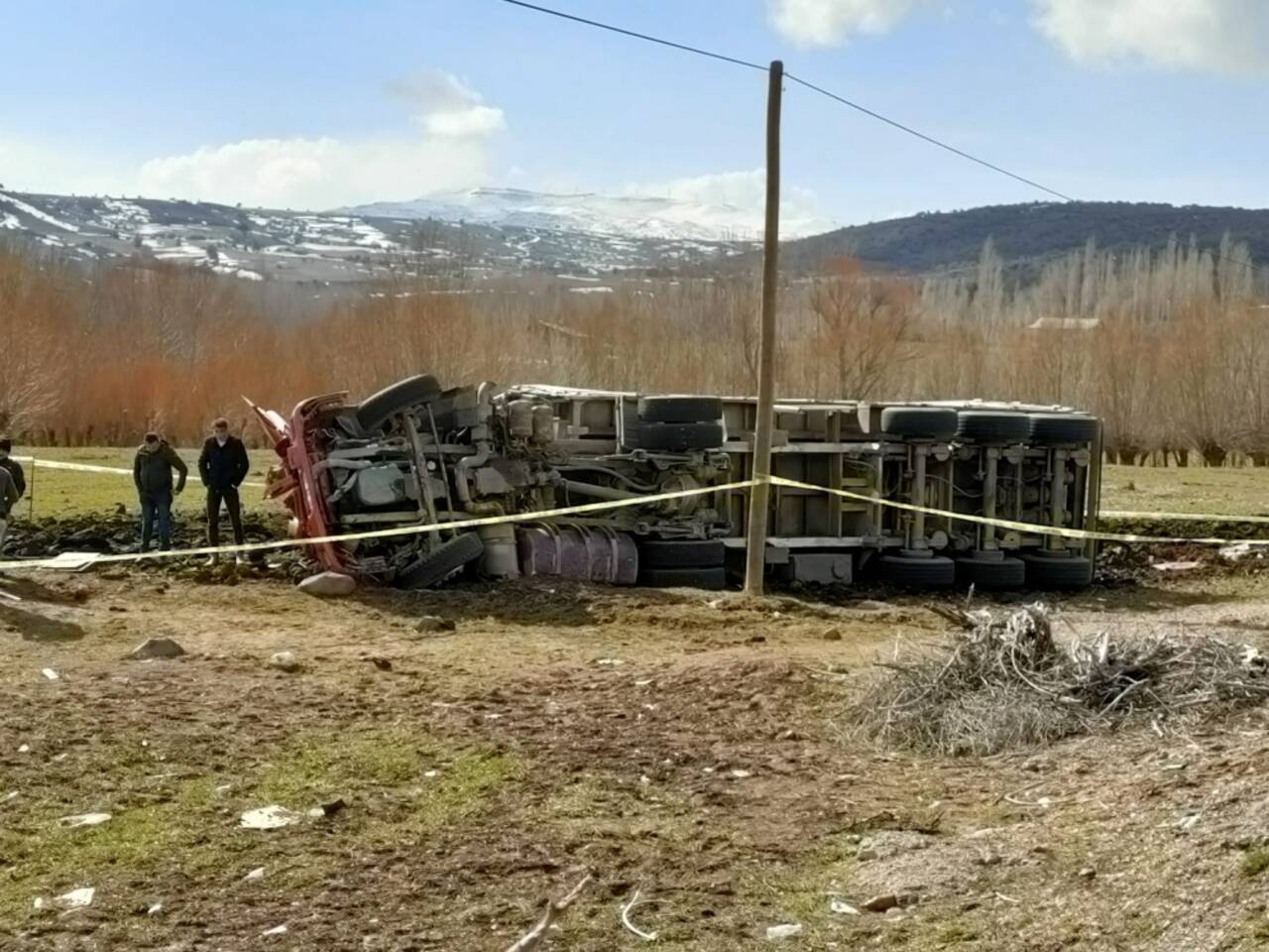 Çankırı'da şarampole devrilen kamyonun sürücüsü öldü