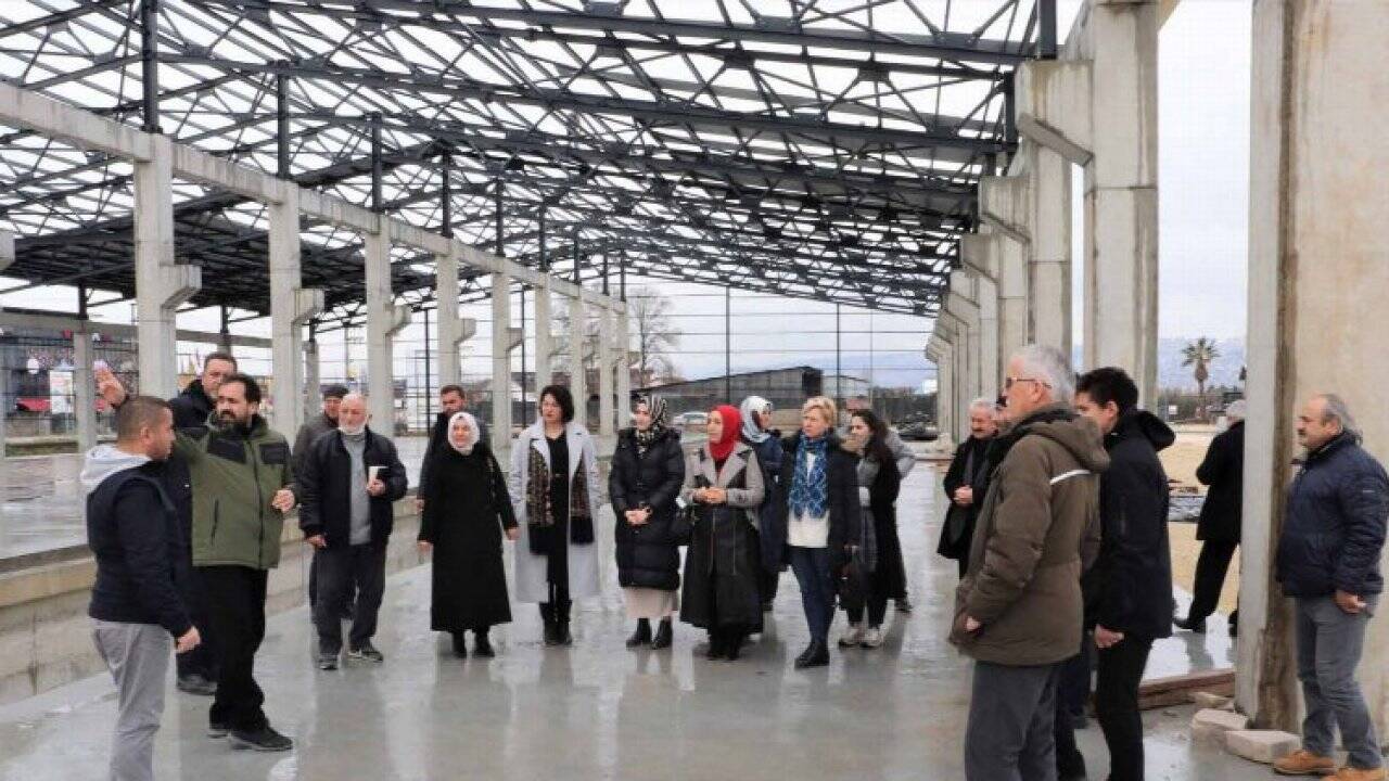 Çiftçiler, tıbbi ve aromatik bitkilerin işlendiği tesisleri gezdi