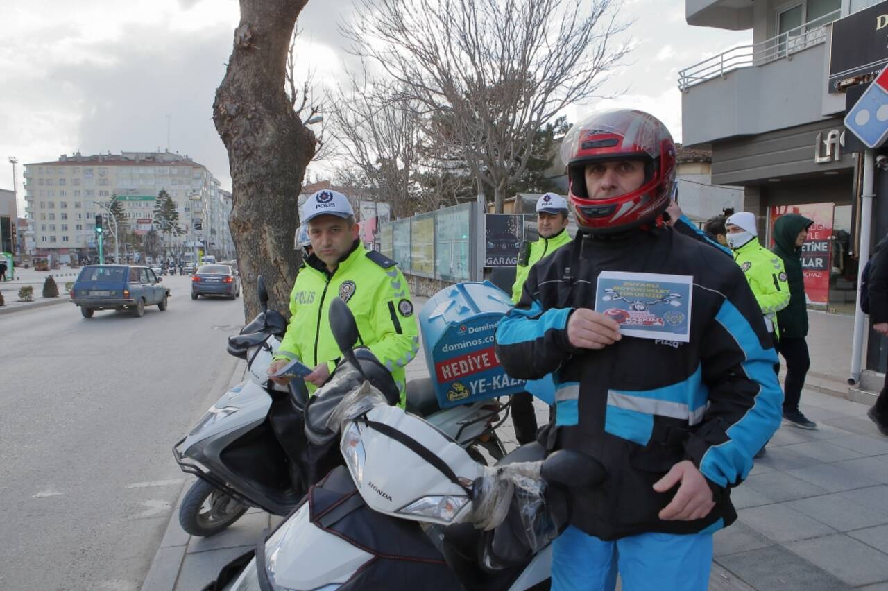 Çorum'da motokuryeler kask kullanmaları için uyarılıyor