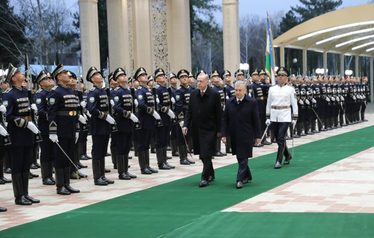 Cumhurbaşkanı Erdoğan, Özbekistan Cumhurbaşkanı Mirziyoyev tarafından resmi törenle karşılandı