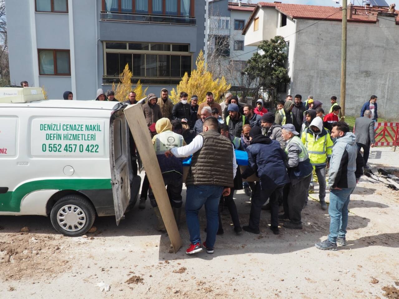 Denizli'de altyapı kazısı sırasında göçük altında kalan işçi hayatını kaybetti