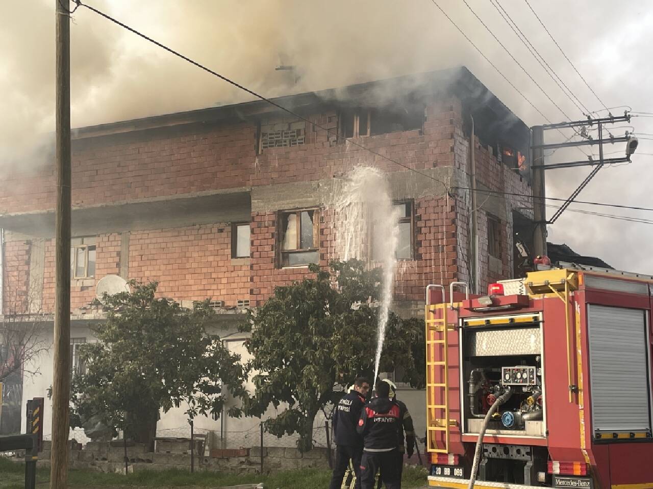 Denizli'de kuruyemiş imalathanesinde çıkan yangın söndürüldü