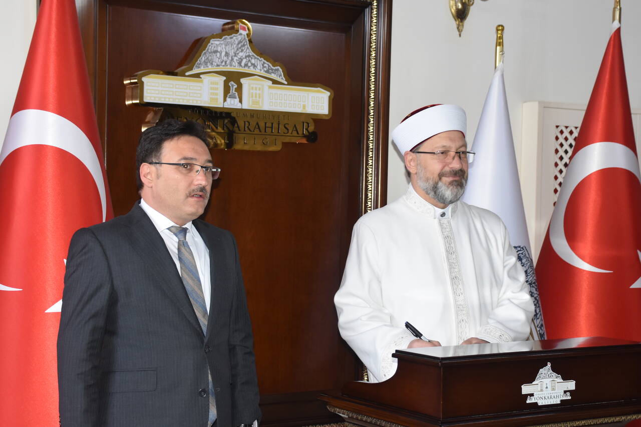 Diyanet İşleri Başkanı Erbaş, Afyonkarahisar'da Valilik ve Belediye Başkanlığını ziyaret etti