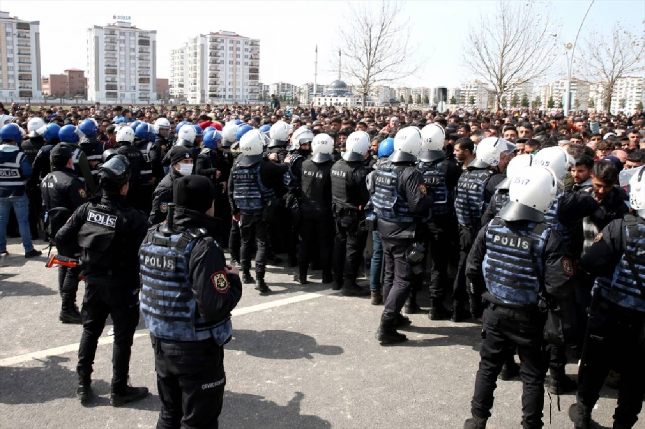 Diyarbakır'da HDP'nin nevruz etkinliğinde polise saldıran gruba müdahale edildi