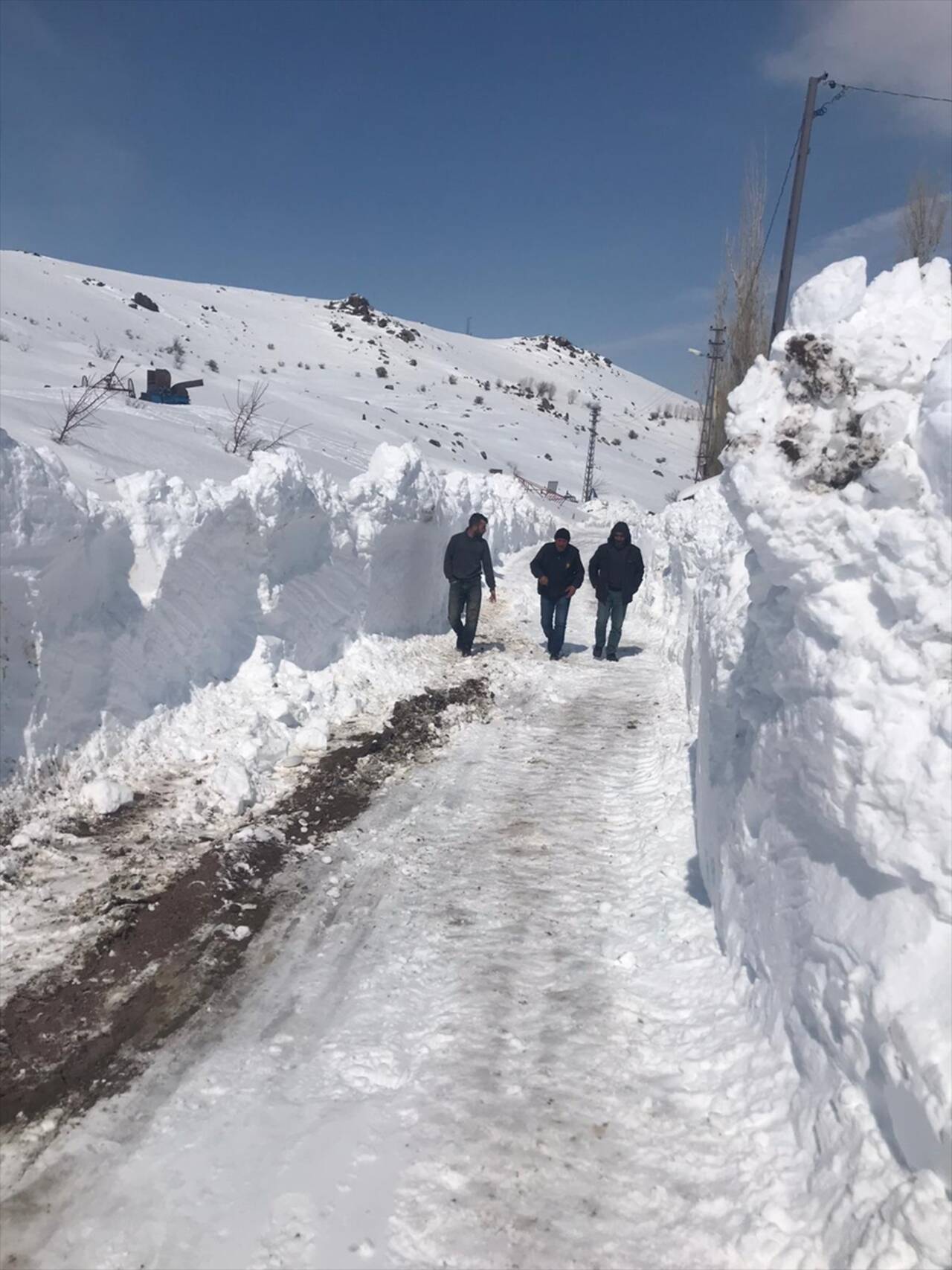 Doğu Anadolu'daki 3 ilde 262 yerleşim yerine ulaşım sağlanamıyor