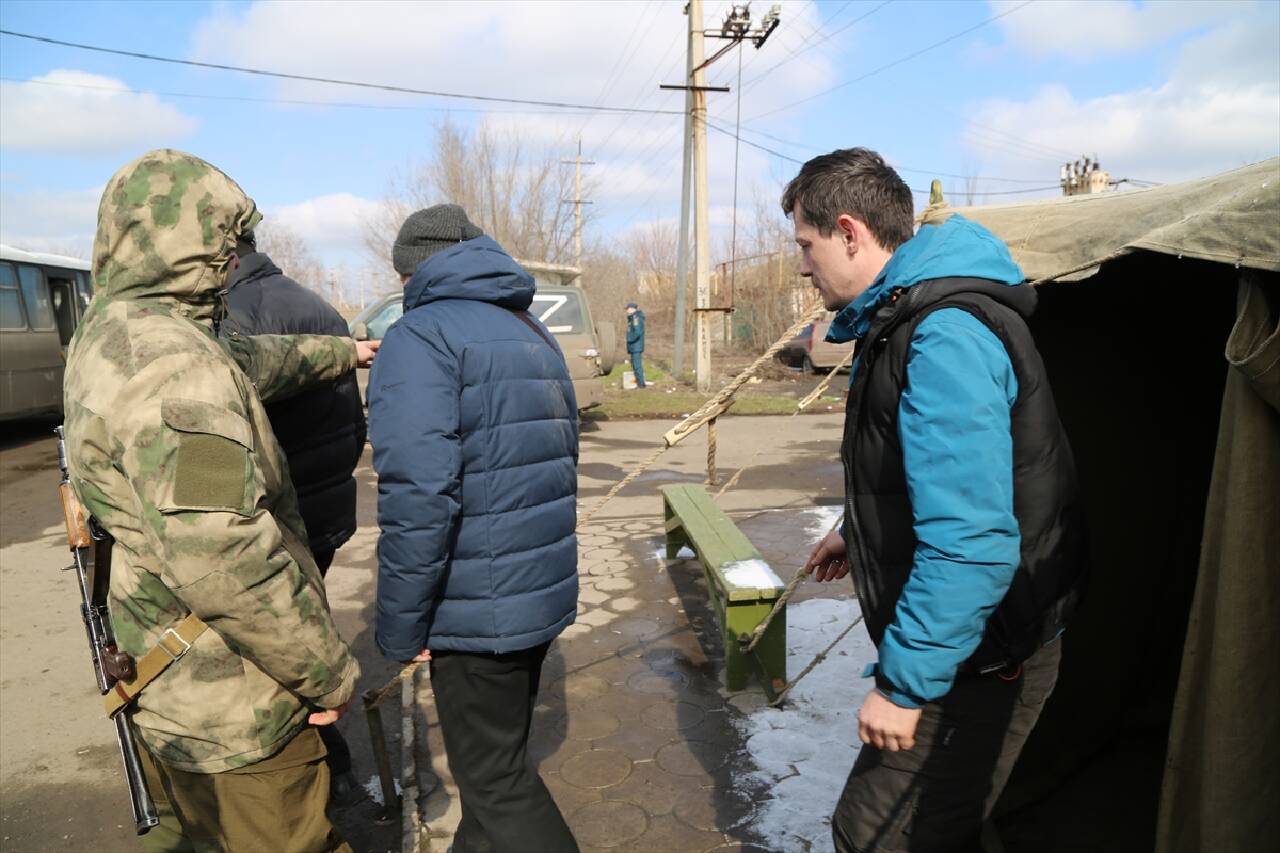 DONETSK - Mariupol ve banliyö köylerinden 10'dan fazla kişi tahliye edildi