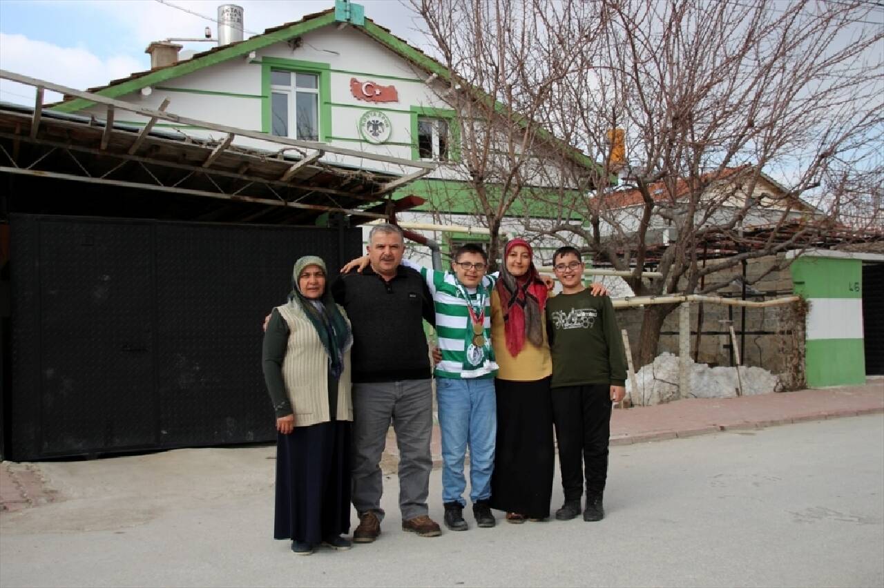 Down sendromlu Ebubekir "yeşil beyaz hayatı" ile neşe saçıyor