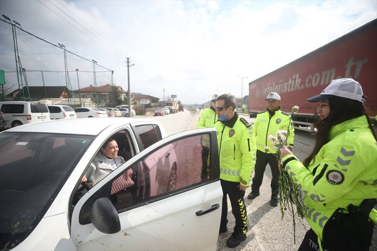 DÜZCE - Polisten kadın sürücülere 8 Mart'ta "karanfil uygulaması"