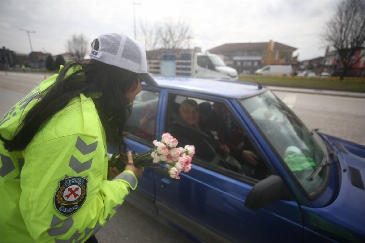 Düzce'de polisten kadın sürücülere 8 Mart'ta "karanfil uygulaması"