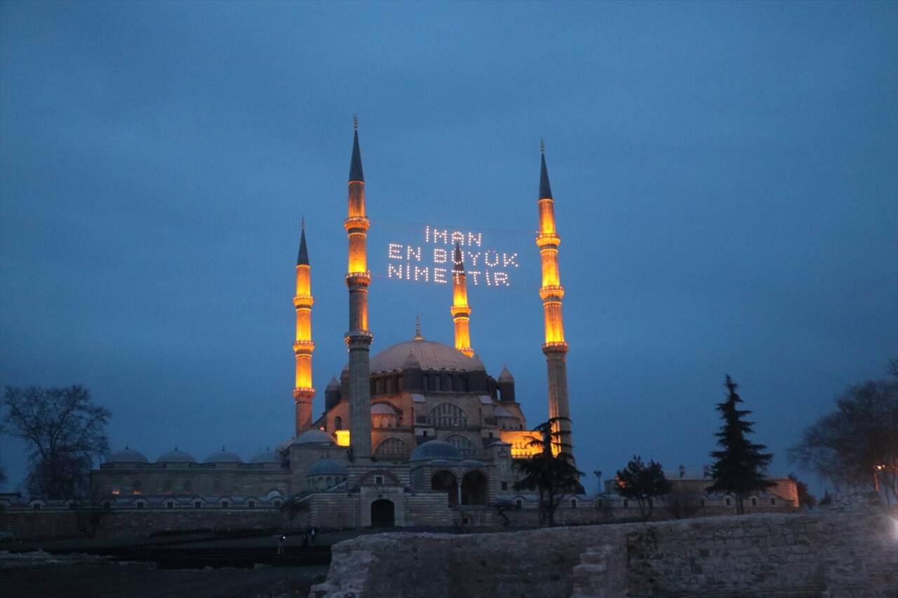 EDİRNE - Selimiye Camisi minarelerine "mahya" asıldı