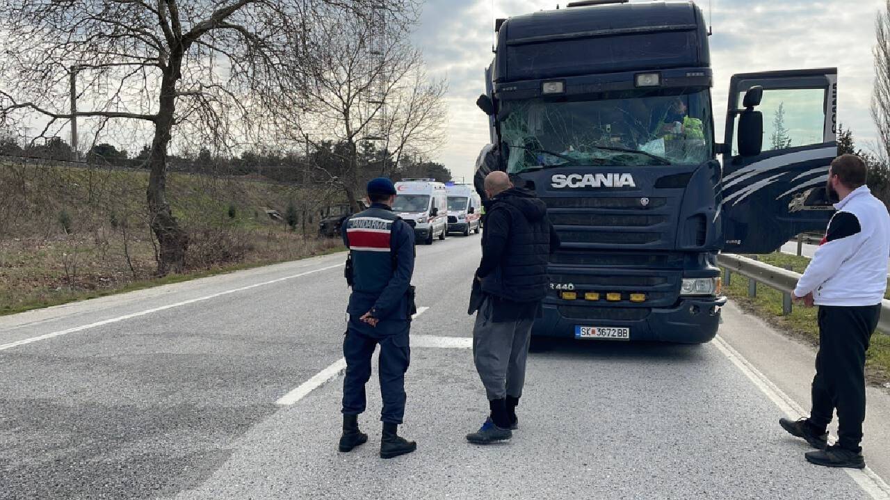 Edirne'de askeri araç ile tırın çarpıştığı kazada 2 askeri personel yaralandı