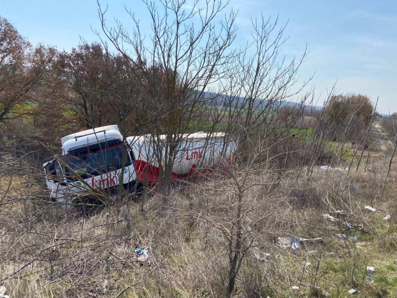 Edirne'de yoldan çıkan beton mikseri ağaca çarptı, 2 kişi yaralandı