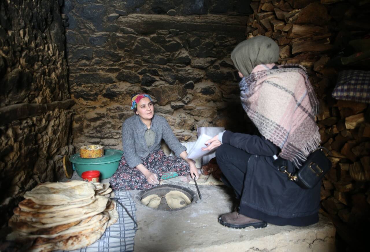 Eğitim neferleri köy köy dolaşarak kız çocuklarının okula devamlılığını sağlıyor