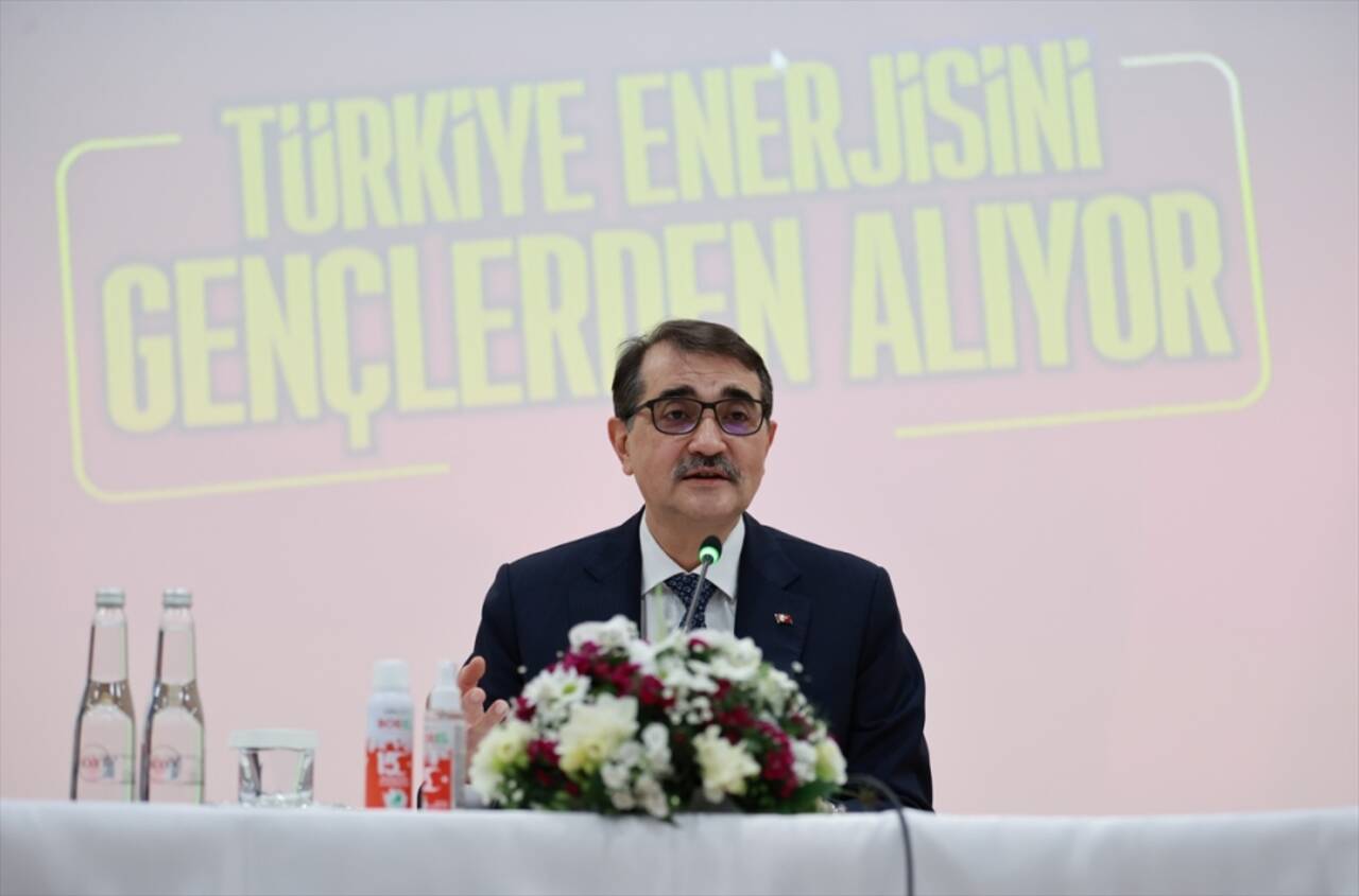 Enerji ve Tabii Kaynaklar Bakanı Dönmez, üniversiteli gençlerle bir araya geldi: