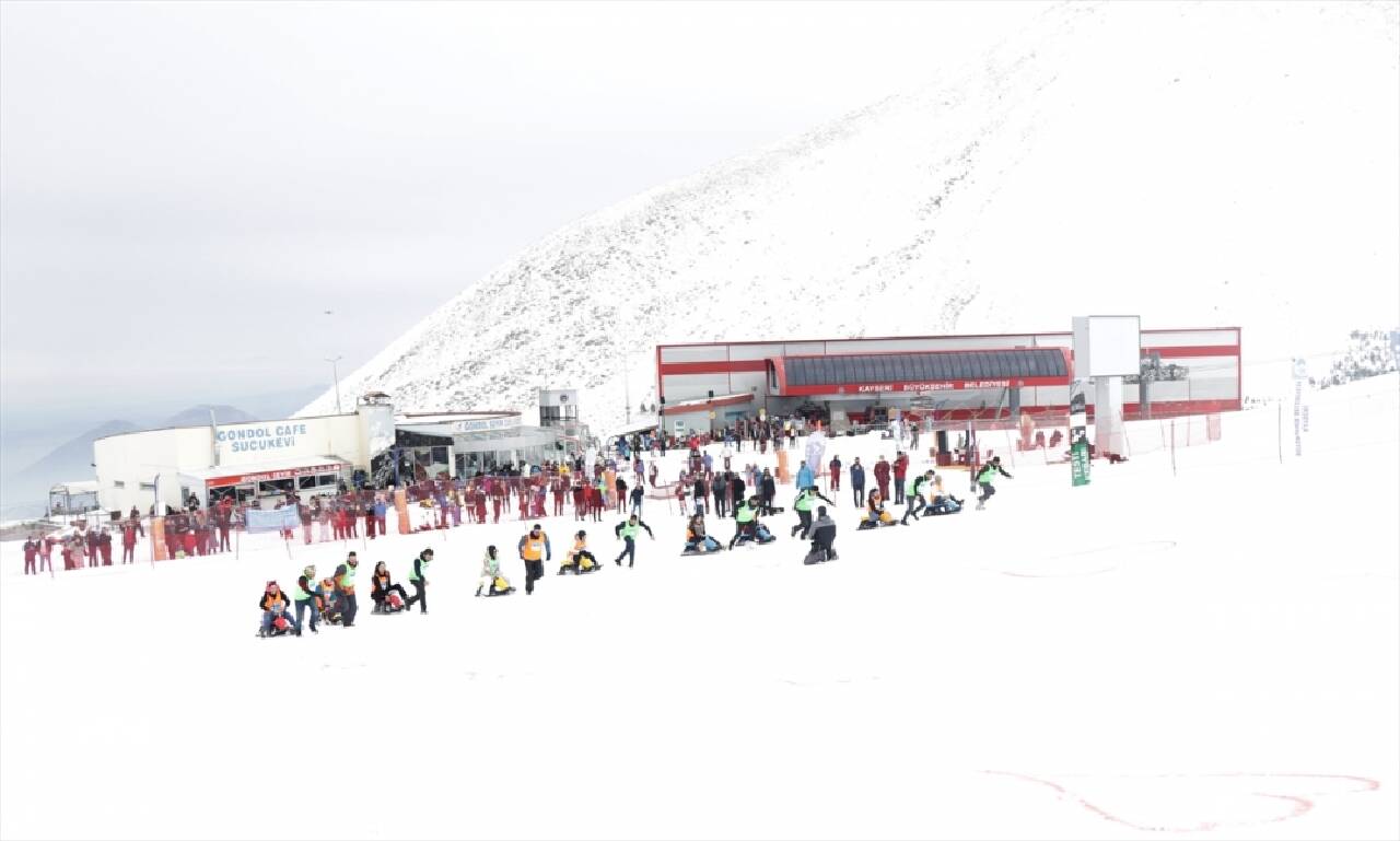 Erciyes'te düzenlenen kızak yarışmasında 25 çift hem eğlendi hem yarıştı