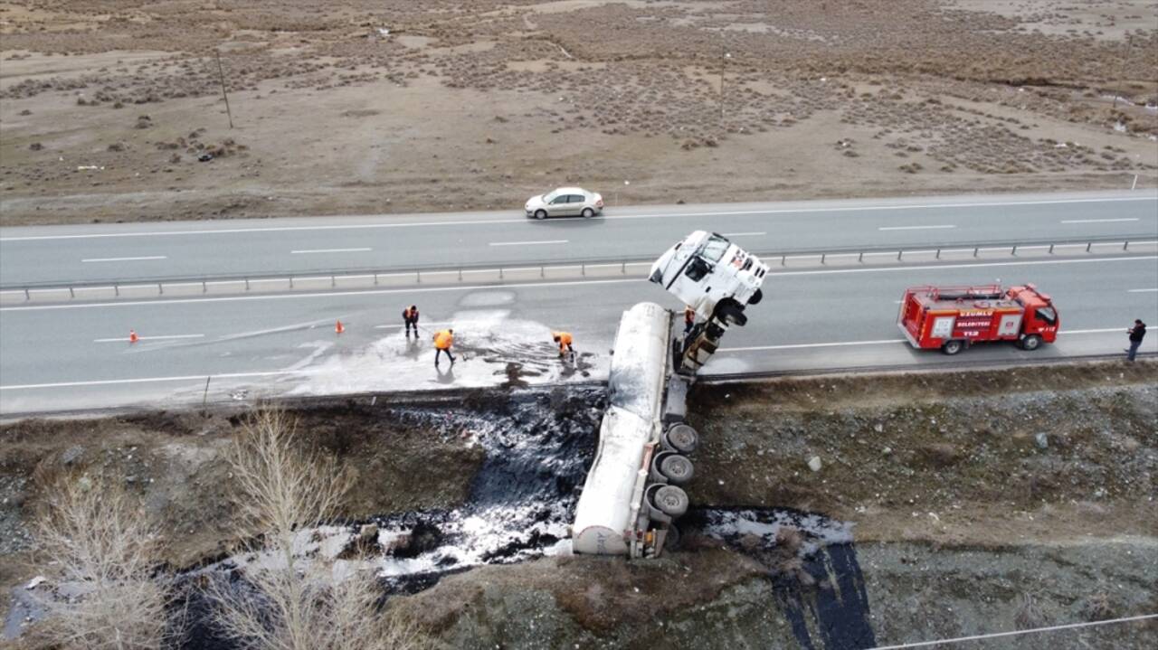 Erzincan'da dorsesi devrilince çekicisi havaya kalkan tırın sürücüsü yaralandı