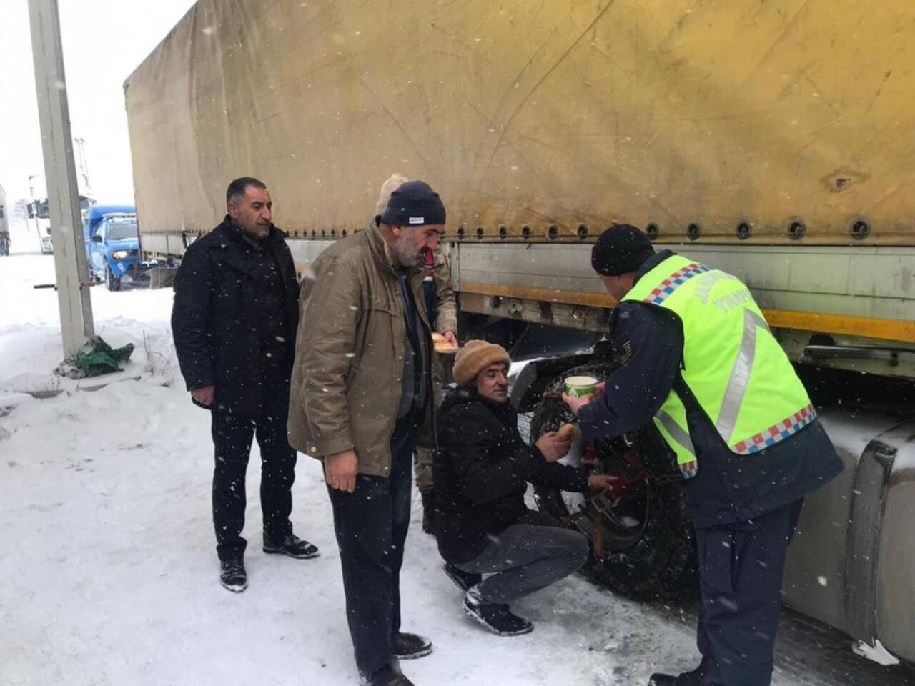 Erzincan'da kar ve tipi nedeniyle yolda kalanlara jandarma eşlerinden çorba ikramı