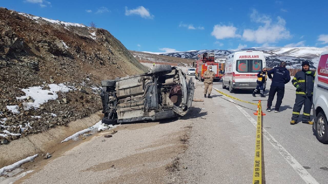 Erzincan'da otomobil devrildi, bir kişi öldü, bir kişi yaralandı