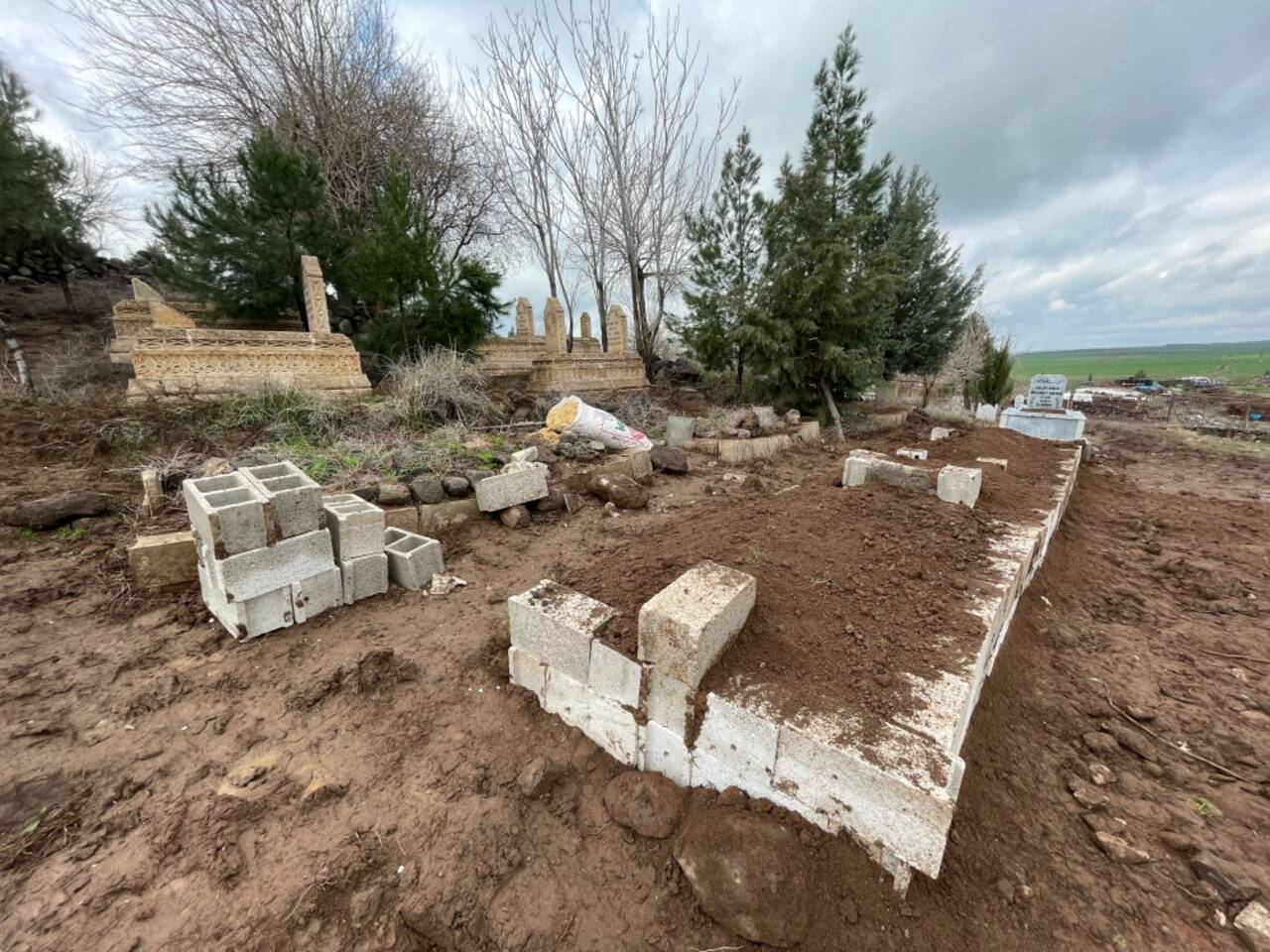 Eşi ve 2 çocuğunu öldürüp intihar eden kişi ile ailesinin cenazeleri Mardin'de defnedildi