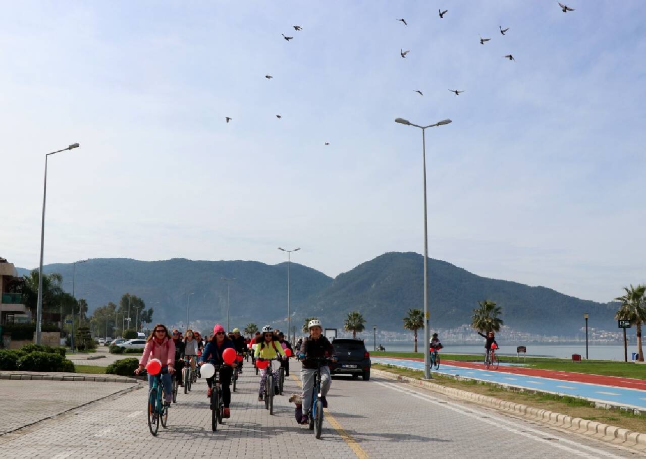 Fethiye'de kadınlar süslü bisikletleriyle pedal çevirdi