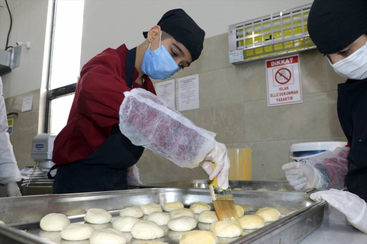 Gaziantep'te meslek lisesi öğrencileri günde 20 bin kişiye yemek hazırlıyor