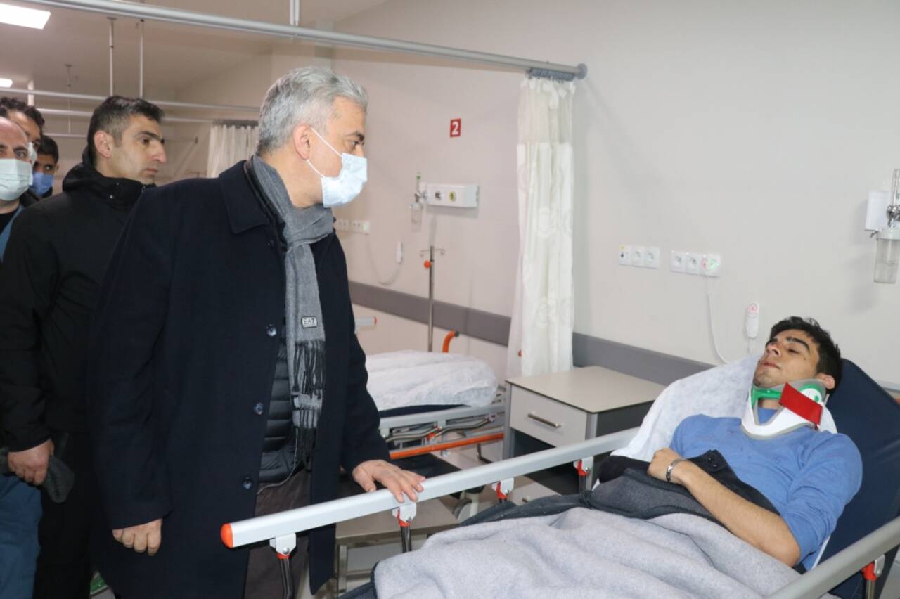 GÜNCELLEME 2 - Erzincan'da yolcu otobüsü şarampole devrildi