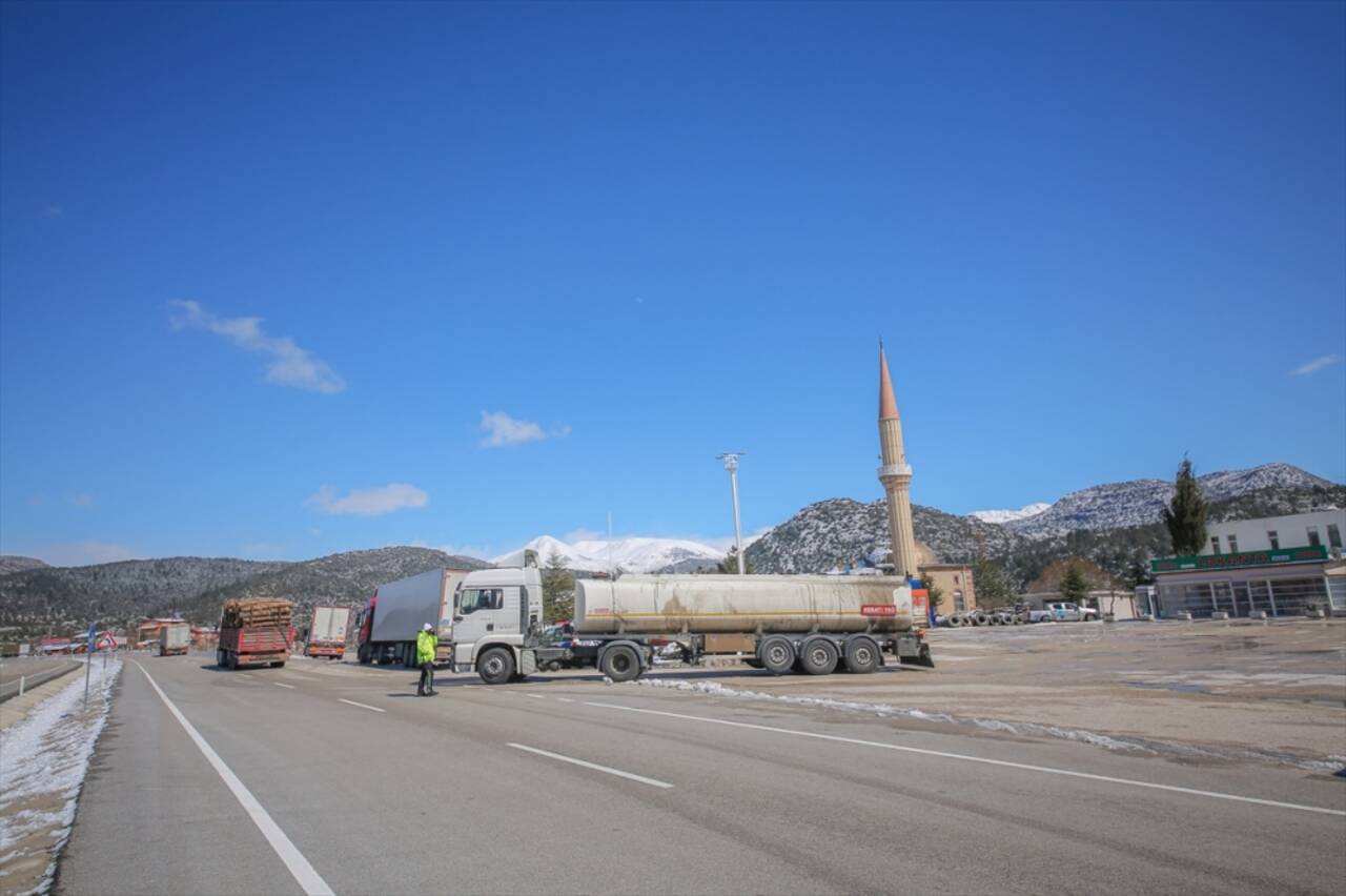 GÜNCELLEME 2 - Kar nedeniyle kapanan Antalya-Konya kara yolu ulaşıma açıldı