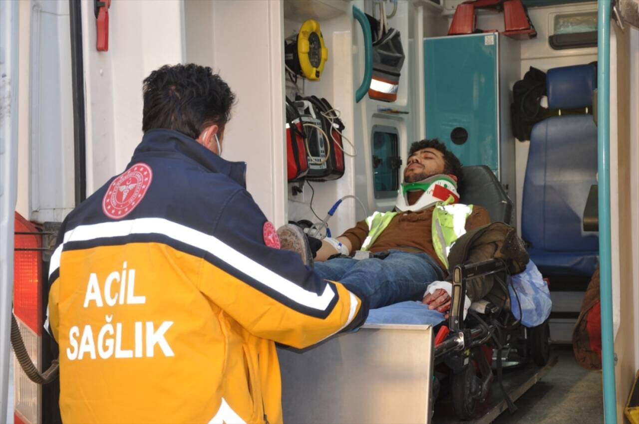 GÜNCELLEME 2 - Mersin'de servis otobüsünün devrilmesi sonucu 13 işçi yaralandı