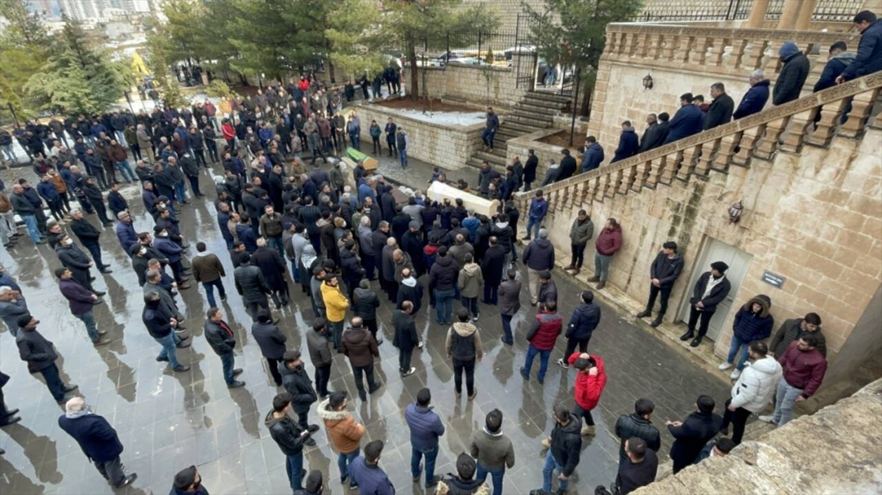 Mardin'de iki hafif ticari araç çarpıştı, 4 kişi öldü, 5 kişi yaralandı