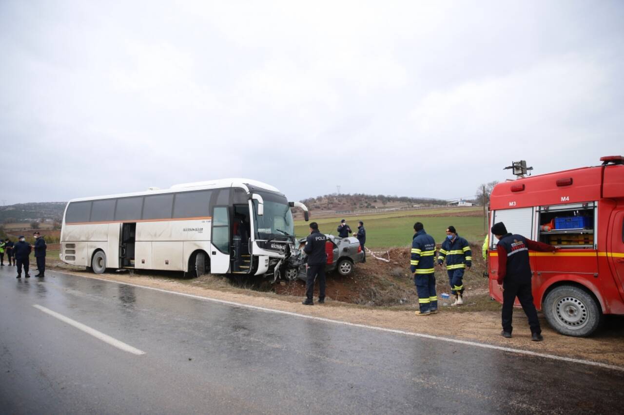 Son Dakika! Servis otobüsüyle otomobil çarpıştı, ölüler ve yaralı var