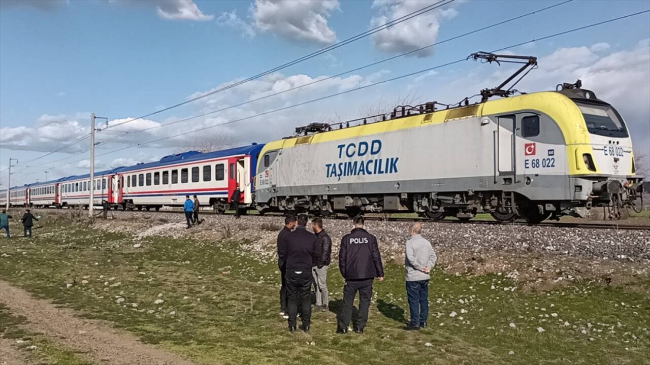 GÜNCELLEME - Kahramanmaraş'ta hemzemin geçitte trene çarpan kamyonetteki 2 kişi yaralandı